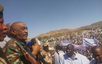 مرتديا الزى العسكرى والى القضارف يعلن تسليح اهل الولاية 10 والي كسلا جيش