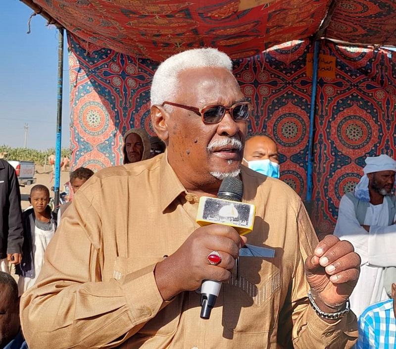 شاهد بالفيديو.. والي نهر النيل يحذر المواطنين: (المجانين والمتسولين الحايمين في الشوارع شغالين قناصة للدعم السريع والنساء المتحجبات في الأسواق شغالات مخبرات للدعامة) 10 والي نهر النيل