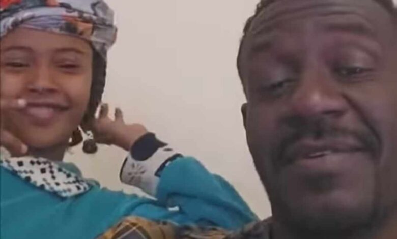 شاهد بالصورة والفيديو.. القيادي بالدعم السريع ود ملاح يعطي إبنته دروس هامة بعد أن وصفت الحرب بــ(السمحة).. يشرح لها أضرارها ويؤكد لها أهمية السلام وإبنته ترد عليه: (نحنا ما طلعنا انت براك قلت لينا أرح) 1 410952240 253881351050835 4891289763179092779 n