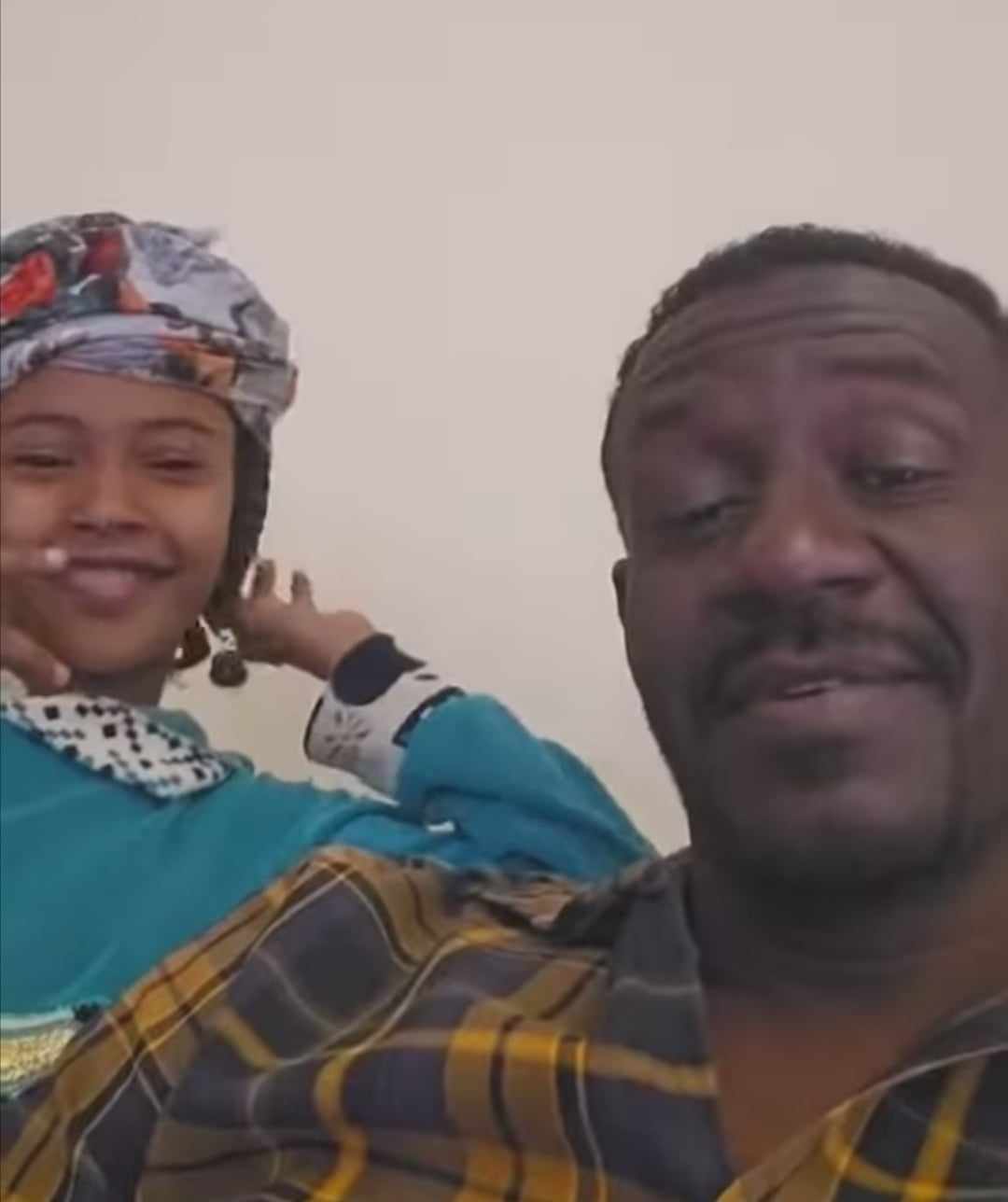 شاهد بالصورة والفيديو.. القيادي بالدعم السريع ود ملاح يعطي إبنته دروس هامة بعد أن وصفت الحرب بــ(السمحة).. يشرح لها أضرارها ويؤكد لها أهمية السلام وإبنته ترد عليه: (نحنا ما طلعنا انت براك قلت لينا أرح) 10 410952240 253881351050835 4891289763179092779 n