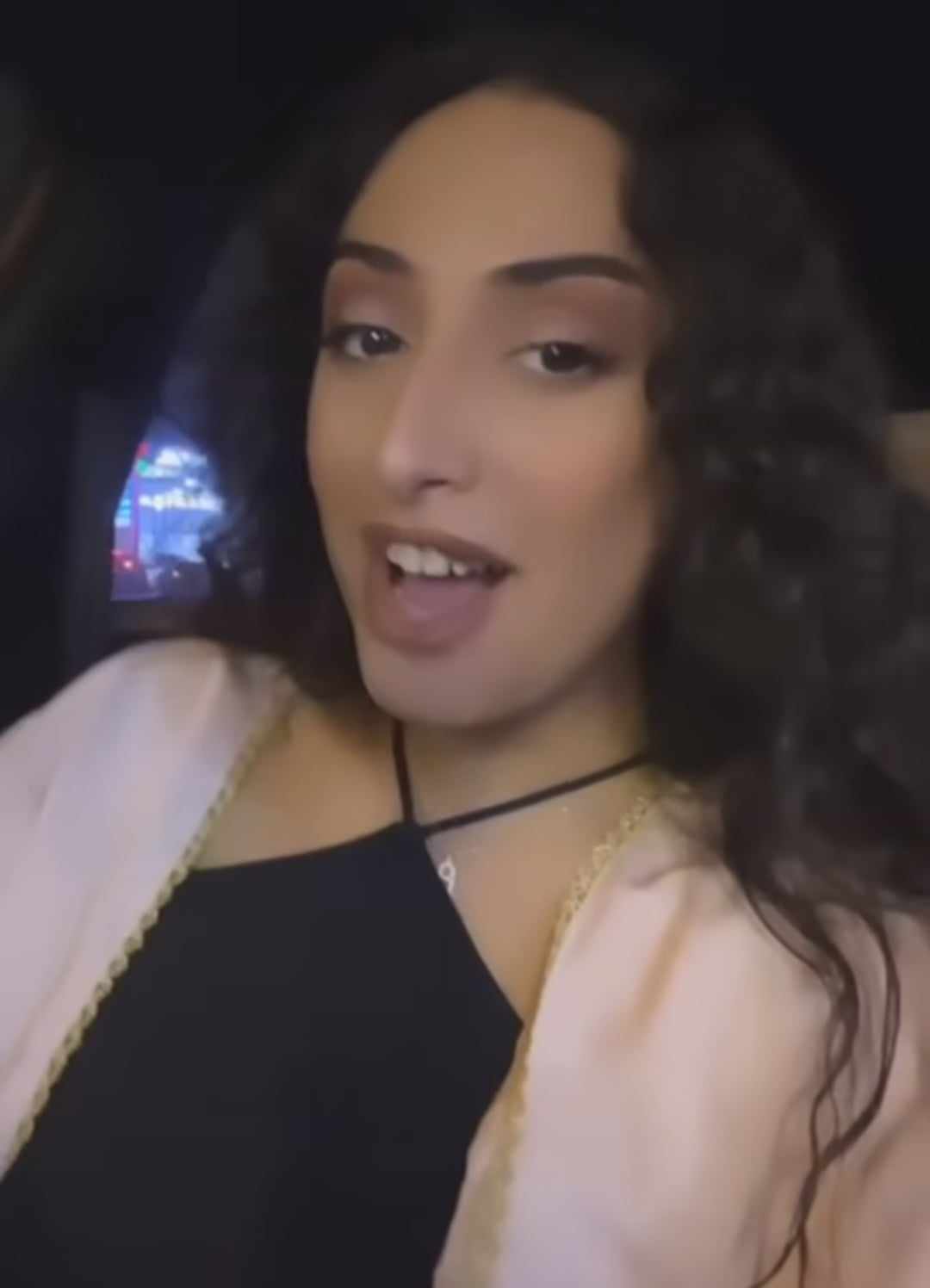 شاهد بالصورة والفيديو.. حسناء خليجية فائقة الجمال تغني الأغنية السودانية المثيرة للجدل (كلب السرة) وتطلب من المتابعين نشر الترجمة ومعاني كلماتها وساخرون: (لو قلنا ليك معناها تاني ما بتغنيها) 10 412510927 1046389293107902 7039851066972710307 n