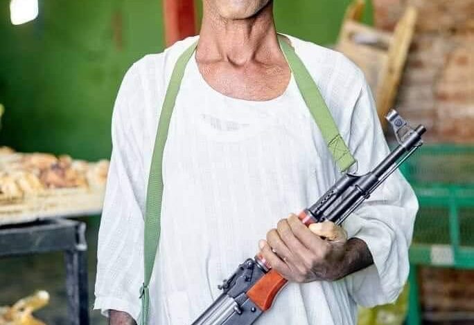 شاهد بالصور.. تجار الخضار وأصحاب المحلات وبائعو "الطعمية" بسوق شندي يحملون السلاح أثناء مباشرتهم لعملهم تحسباً لأي هجوم من "الدعامة" 1 414996303 6925869544187396 4362459807431308011 n