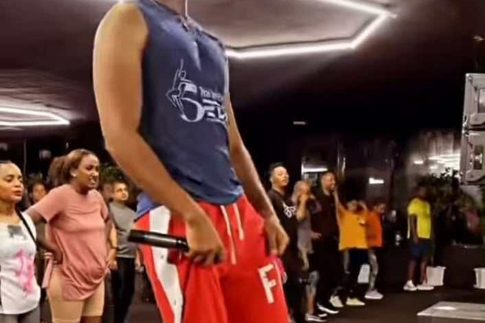 شاهد بالصورة والفيديو.. مطرب كمال أجسام أثيوبي يفاجئ المتدربات معه داخل (الجيم) بفاصل من الرقص المثير على أنغام أغنية الفنانة السودانية منال البدري (راجل التهريب) ويحول صالة الحديد إلى ساحة رقص 1 416164088 263451043431952 1407983942394305651 n