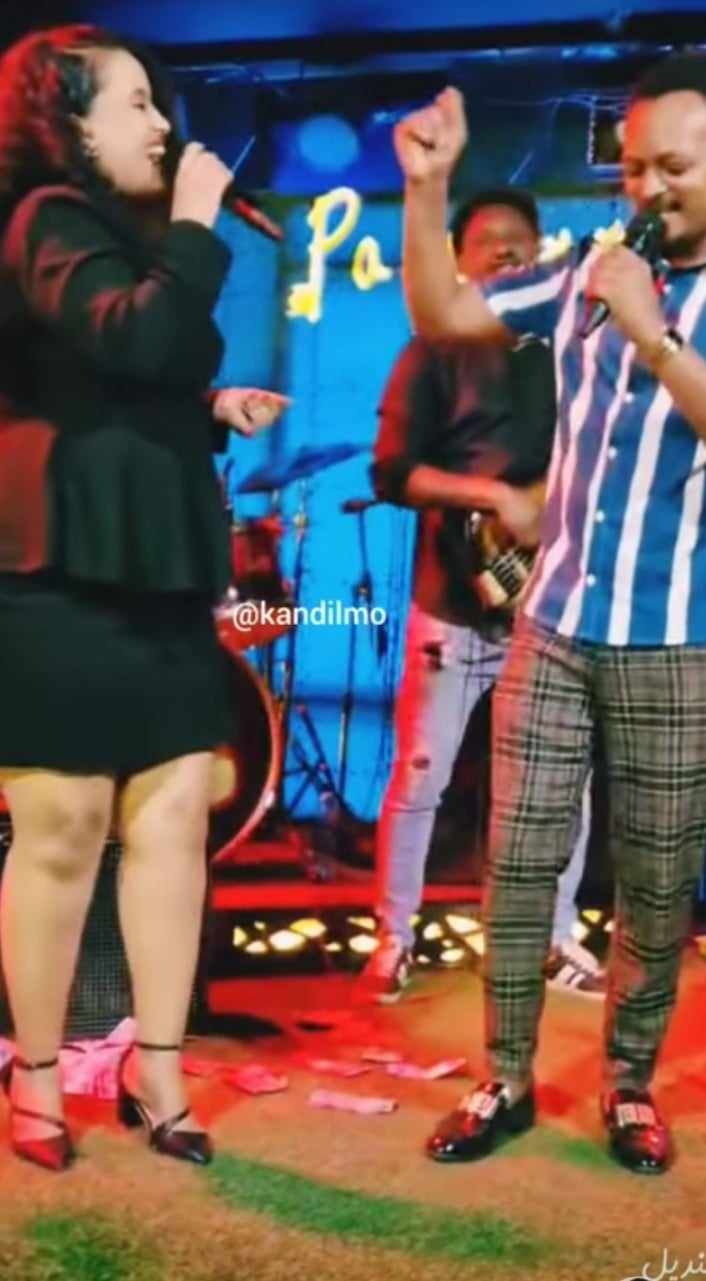 شاهد بالصورة والفيديو.. برقصات مثيرة وأزياء قصيرة مطربة أثيوبية حسناء تغني مع زميلها الأغنية السودانية الشهيرة (يا زاهية) في حفل ساهر بأديس أبابا 10 416186967 1351761335473257 8078986446631618052 n