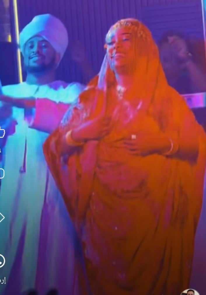 شاهد بالصورة والفيديو.. شاب إرتري يظهر بالجلابية السودانية وعروسته بالثوب ويقدمان فاصل من الرقص على طريقة العرسان السودانيين على أنغام "الربابة" 10 416935444 1345271549516786 4880736070644718819 n