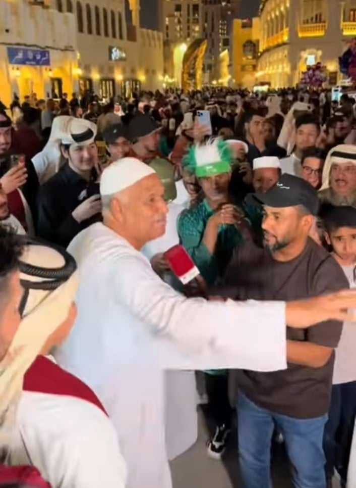شاهد بالصورة والفيديو.. مواطن سوداني يلهب حماس الجمهور القطري الذي تجمع حوله بالمئات بقصائد شعر في المنتخب العنابي قام بصياغتها أثناء وقوفه معهم ومتابعون: (يلا اعطوه لكزس) 10 418767222 2444971072348492 7875955110342516532 n