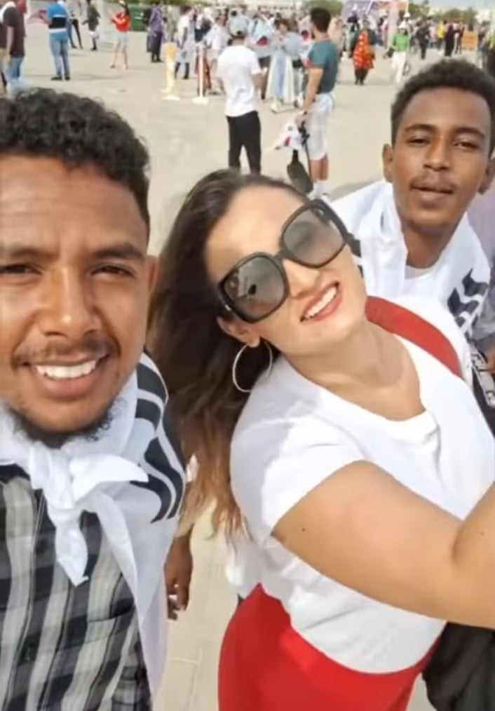 شاهد بالصور والفيديو.. شاب سوداني يصطاد حسناوات آسيويات من جنسيات مختفلة خلال بطولة أمم آسيا ويقول: (كل واحدة بي حلاتها وما عرفت الحلوة ياتا) 10 420520433 1465262507722860 2763027512375448664 n