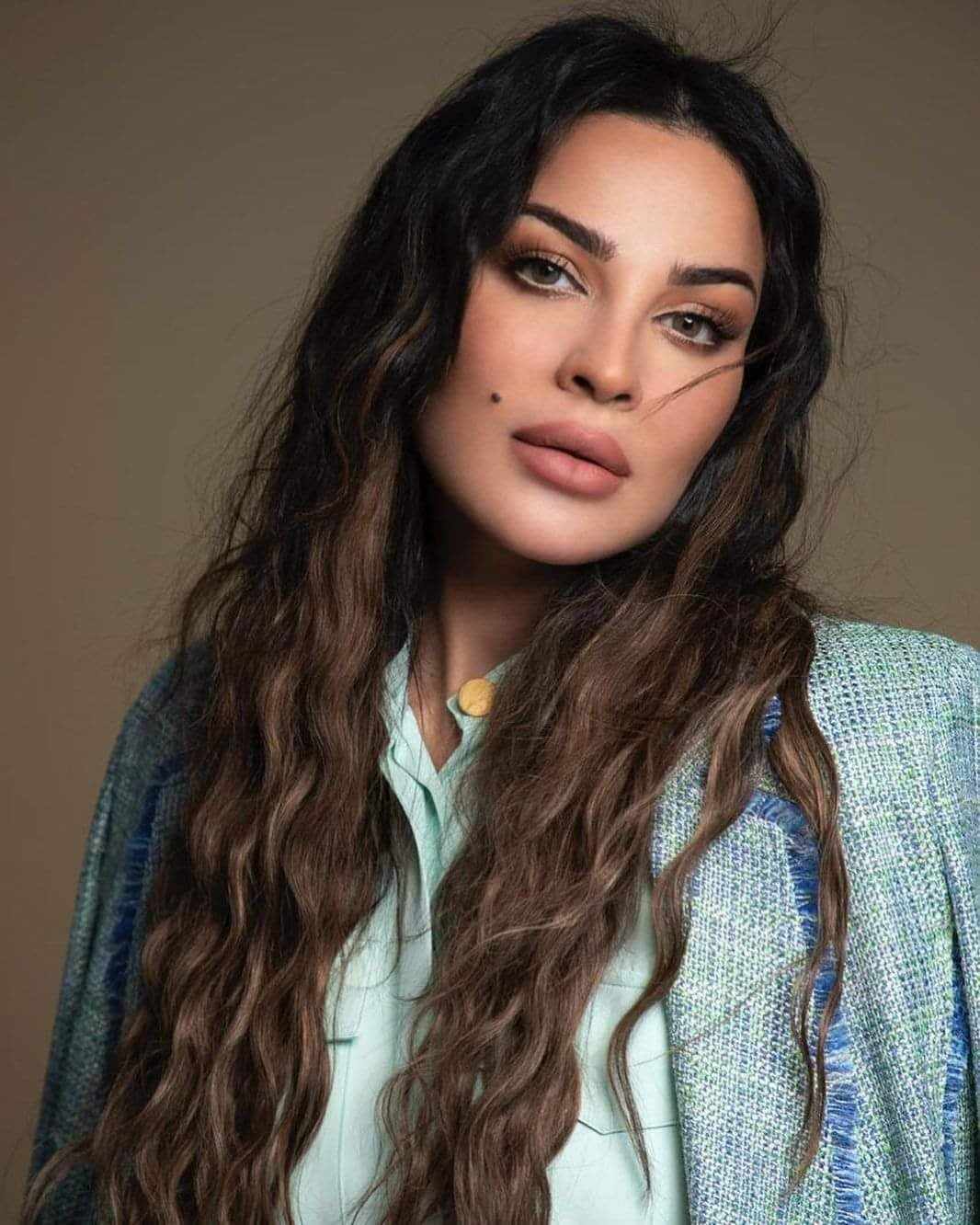 شاهد بالصور.. بسبب جمالها الملفت.. جمهور مواقع التواصل بالسودان يشبه عروس الفنان مأمون سوار الدهب "هند" بالممثلة اللبنانية نادين نجيم 4 420585518 1818837635290208 4243340671561849494 n