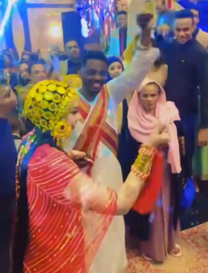 شاهد بالصورة والفيديو.. الفنان مأمون سوار الدهب وعروسته يواصلان إشعال مواقع التواصل بالسودان بوصلة رقص على أنغام أغنية الفنانة عوضية عذاب (يمة الليلة سار عجبي) أثناء طقوس "الجرتق" الخاص 10 420715699 7046056782154446 6551751856962475676 n