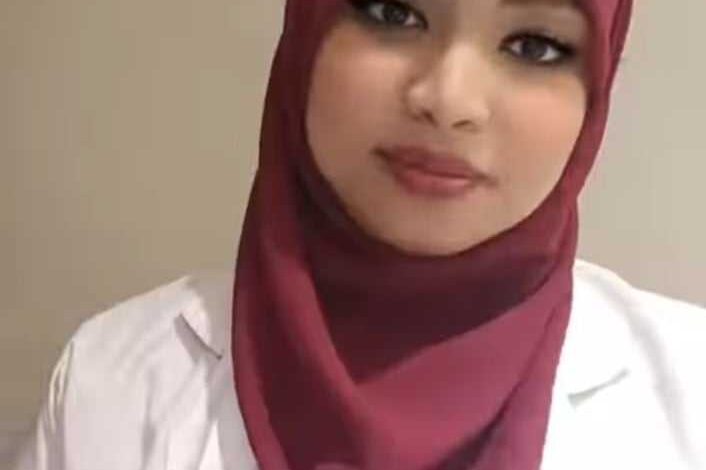 بالصورة والفيديو.. طبيبة سودانية حسناء تشرح للدكاترة الذين دخلوا مصر بطريقة غير شرعية الخطوات الصحيحة التي يجب عليهم فعلها للحصول على الإمتياز ومزاولة الدراسة بالقاهرة 1 420924771 1055841869020107 3642812299593200841 n