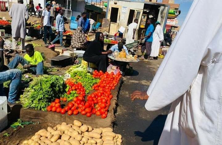 شاهد بالفيديو.. أحد الأسواق الشهيرة بالعاصمة السودانية الخرطوم يباشر نشاطه بصورة طبيعية وسط إقبال كبير من المواطنين ومتابعون: (اقتربنا من العودة لخرطومنا وسوداننا) 1 FB IMG 1683022208749 720x470 1