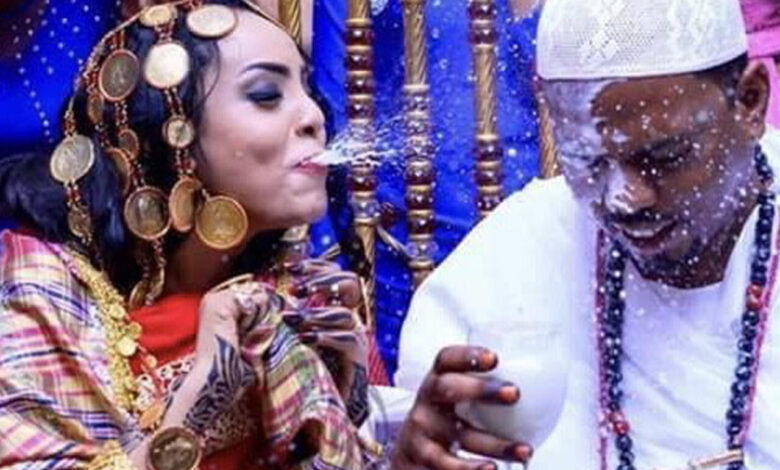 شاهد بالفيديو.. عروس سودانية تباغت عريسها و"تبخ" على وجهه كوب من "الحليب" وينفجران بالضحكات والجمهور يعلق: (عاداتنا السمحة وربنا يسعدكم) 1 mariage soudan coutumes