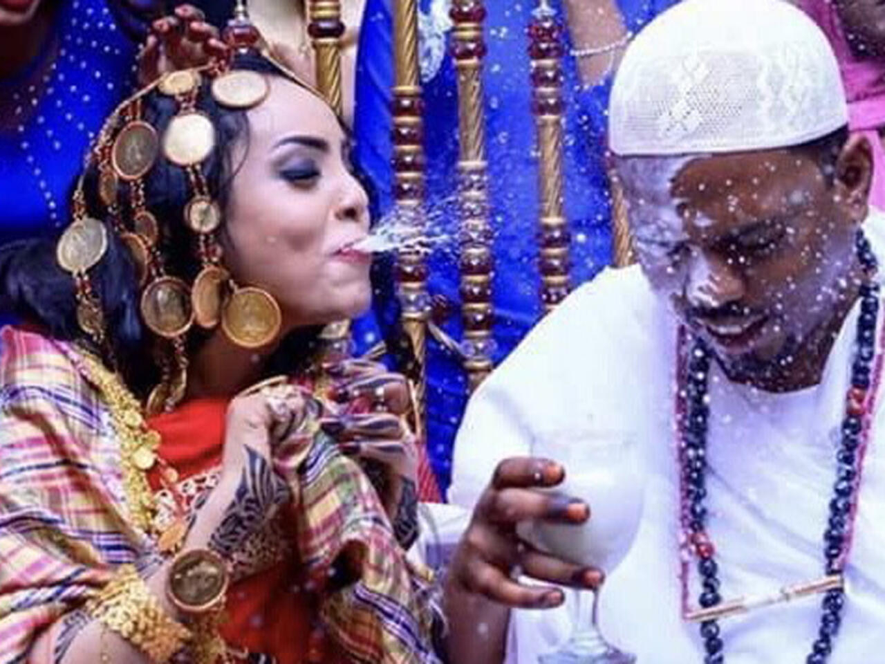 شاهد بالفيديو.. عروس سودانية تباغت عريسها و"تبخ" على وجهه كوب من "الحليب" وينفجران بالضحكات والجمهور يعلق: (عاداتنا السمحة وربنا يسعدكم) 10 mariage soudan coutumes