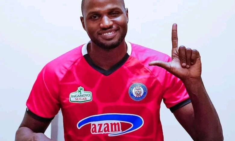 شاهد بالصورة.. حارس المنتخب السوداني والمريخ محمد المصطفى ينتقل إلى عزام التنزاني 1 حارس المريخ محمد المصطفى