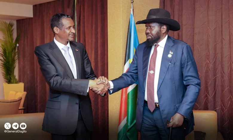 شاهد بالصورة.. نظرات سلفاكير "الغريبة" لحميدتي بكمبالا تثير سخرية جمهور مواقع التواصل: (سلفا خائف من البعاتي.. عاوز يتأكد دا حميدتي ولا ذكاء اصطناعي) 1 حميدتي وكير