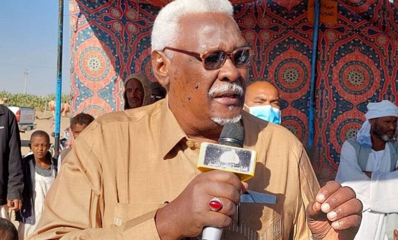 شاهد بالفيديو.. والي نهر النيل يحذر المواطنين: (المجانين والمتسولين الحايمين في الشوارع شغالين قناصة للدعم السريع والنساء المتحجبات في الأسواق شغالات مخبرات للدعامة) 1 والي نهر النيل