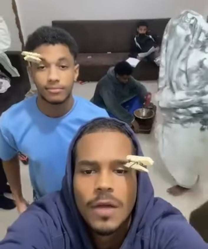 شاهد بالصورة والفيديو.. طلاب سودانيون يدرسون الطب بإحدى الجامعات المصرية يظهرون في مقطع وهم يروحون عن أنفسهم بفواصل من الرقص المثير والجمهور يتعاطف معهم: (ربنا يوفقكم والسبب ضغوطات الحياة) 10 421229327 2235037993367921 1422948547655640956 n 1