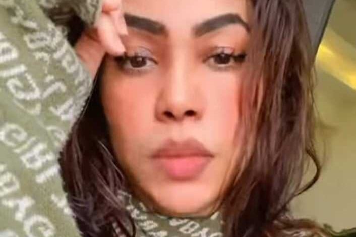 شاهد بالصورة والفيديو.. حسناء سودانية تذرف الدموع وتعبر عن شوقها للسودان: (لم تغريني الحفلات والطلعات ولم نستطيع تجاوز فكرة الابتعاد عن الوطن ويا السودان والله مشتاقين) 1 421232803 400129789226385 2986478993624366733 n