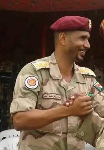 شاهد بالفيديو.. قصة الشهيد الرائد لقمان بابكر الذي اتصل بأهله ودفعته وأخبرهم بموعد استشهاده وقاد بعدها أخطر عملية إمداد للجيش حقق فيها نصراً عظيماً ثم استشهد.. وشاعر يرثيه بأبيات مؤثرة 10 422707059 7270091403049734 4424525015625823843 n