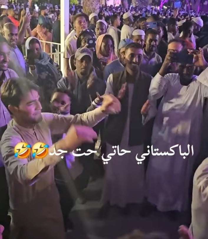 شاهد بالصورة والفيديو.. مواطنون باكستانيون يقتحمون حفل للفنانة السودانية إنصاف فتحي بإحدى دول الخليج ويقدمون فواصل من الرقص على أنغام أغنية (معايا معايا) ويثيرون ضحكات الجمهور الحاضر 10 422926693 747251347350798 828419266876357459 n