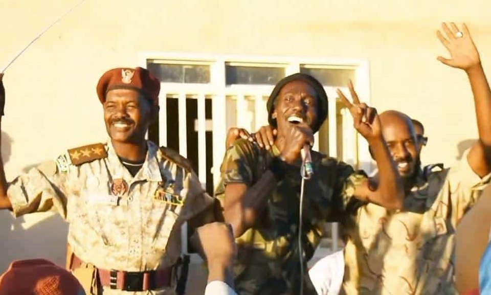 بعد انتشار الخبر على السوشيال ميديا.. ما هي حقيقة استشهاد الفنان الجماهيري عاطف السماني الذي انضم لقائمة المستنفرين ضمن القوات المسلحة؟ 10 422957053 406405228576510 3069069471506447143 n