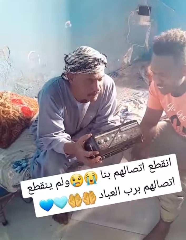 شاهد بالصورة والفيديو.. بسبب انقطاع الانترنت في السودان وفشل التواصل مع الأهل.. مغتربون سودانيون يعيدون إستخدام التسجيل عبر (شرائط الكاسيت) للإطمئنان على أهاليهم 10 427716429 1090500278808465 8714334179711668796 n