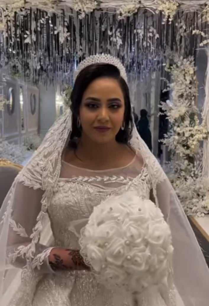 شاهد بالصورة والفيديو.. عروس سودانية سودانية تكشف في ليلة زفافها عن أكثر سبب جعلها تحب عريسها الذي كان يقف بعيد عنها وساخرون: (رد الواحدة لما تعرس جلابي و ما تقدر تقول عشان قروشه) 10 427735283 741430241432825 2192474307508997151 n