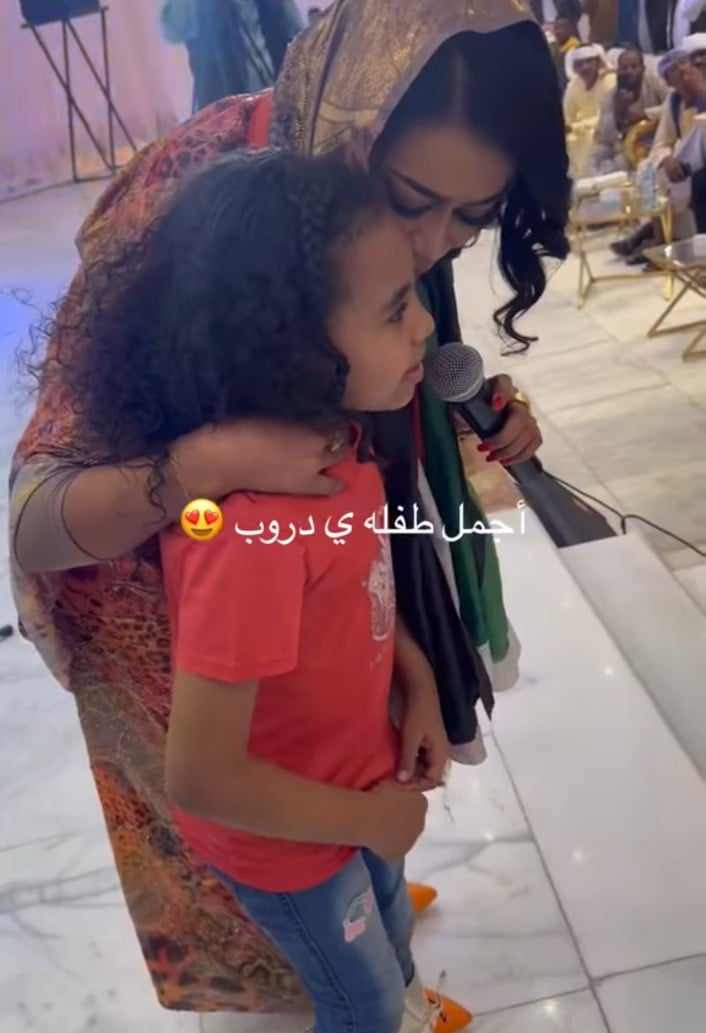 شاهد بالصورة والفيديو.. طفلة سودانية تنال إعجاب الفنانة إيمان الشريف بعد أن رددت معها أغنيتها الحزينة (يا دروب لي وين تودي) خلال حفل بإحدى دول الخليج 10 427986837 298495602884591 6195704639634748509 n