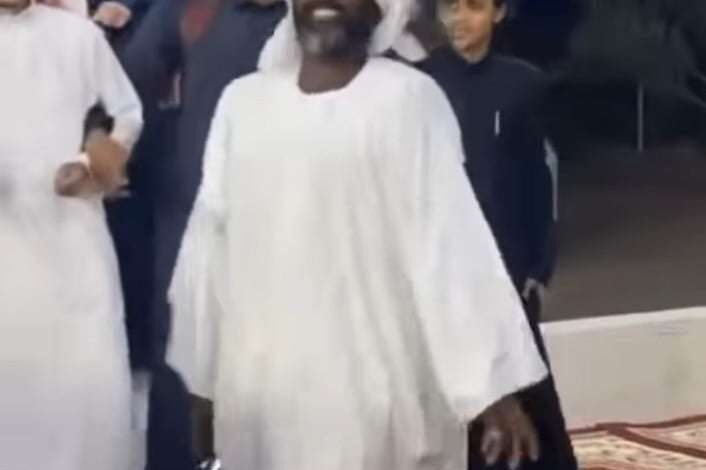 شاهد بالصورة والفيديو.. رجل سوداني يشعل حفل زواج سعودي بفواصل من الرقص "الهستيري" بطريقة تجبر الحاضرين على اقتحام الساحة ومشاركته الرقص ومتابعون: (عمك يا مكنة) 1 428172646 2067510063604436 5386983902895007177 n
