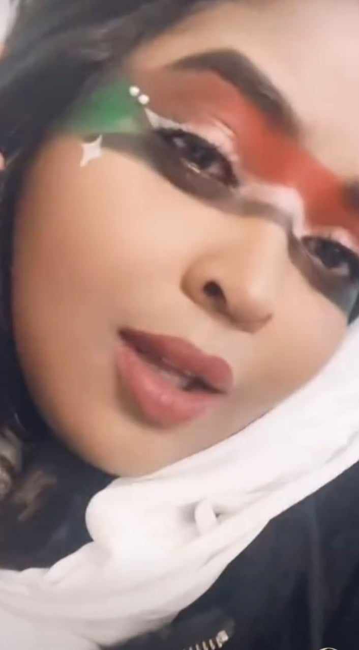 شاهد بالصورة والفيديو.. سودانية حسناء "تكحل" عينيها بألوان علم السودان وتغني: (يا وطني يا بلد أحبابي) 10 428271102 421704080368415 2249836049600737275 n