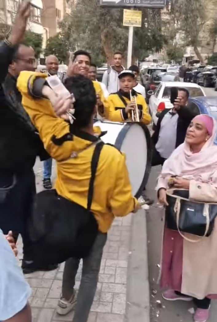 شاهد بالصورة والفيديو.. نساء سودانيات يقمن "زفة" في الشارع العام بالقاهرة وسط تفاعل الفرقة الموسيقية المصرية وساخرون: (علموكم رفع البلاغات بالطريقة المصرية) 10 428324705 1319535525340739 2034186177017933961 n