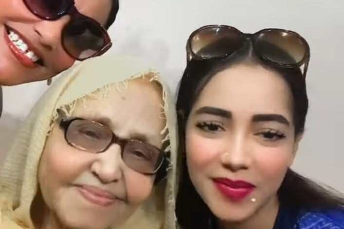 شاهد بالصورة والفيديو.. فتيات سودانيات يخطفن الأضواء بمقطع مع جدتهن وهن يرددن أغنية ندى القلعة (ربتنا حبوبة وصتنا بالسترة) 1 428366394 1436802000266010 5597481646787705334 n