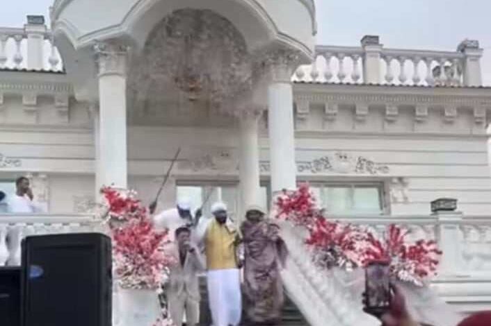 شاهد بالصورة والفيديو.. حفل زواج سوداني أسطوري داخل "فيلا" فخمة بحي فيصل بالقاهرة يشعل مواقع التواصل والفنان علي الشيخ يطرب المعازيم "الجلابة" 1 428457787 1548754495885009 296222274172578657 n