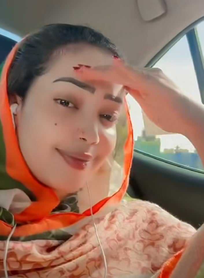 شاهد بالصورة والفيديو.. حسناء سودانية فائقة الجمال تبهر جمهور مواقع التواصل وهي تتمايل على أنغام أغنية الفنانة هدى عربي (ما بعجبني زول) 10 428514879 2154791148197202 8065226696638660908 n