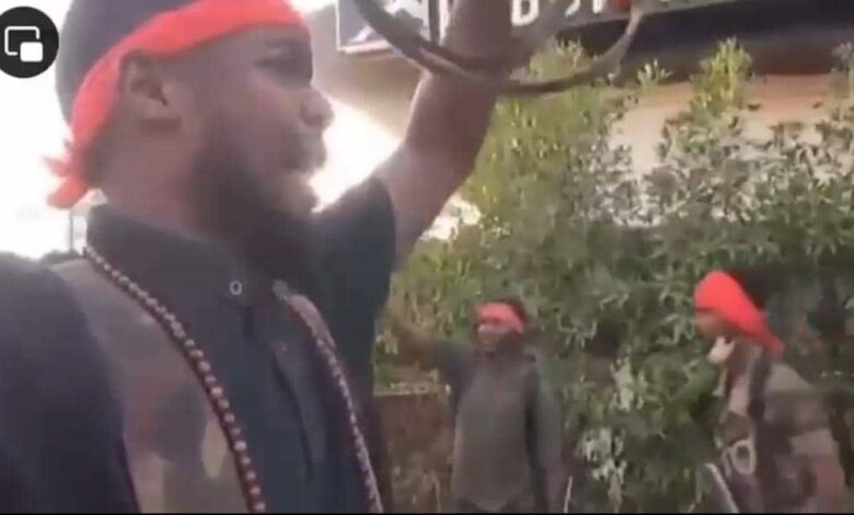 شاهد بالصور.. محامية سودانية تهدي مقاتل بالجيش السوداني ظهر وهو يذرف دموع الفرح بعد انتصارات القوات المسلحة الأخيرة سيارتها الشخصية (أكسنت) وتبحث عنه 1 428634202 10233727483867884 5340601987908069415 n 1