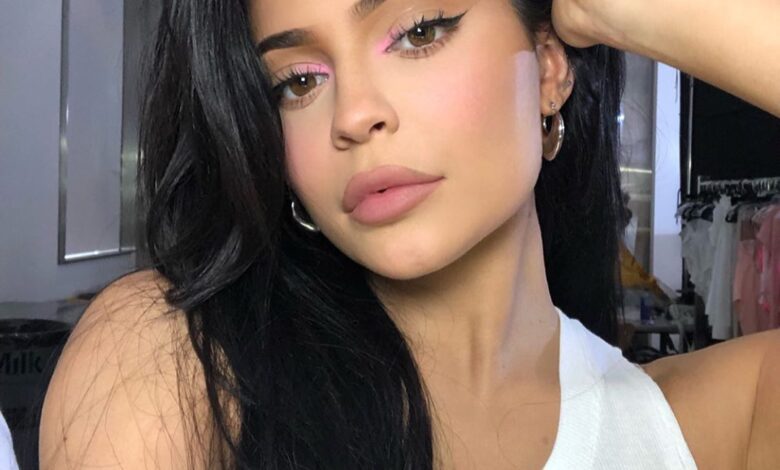 شاهد بالفيديو.. بعد تشبيهها بعارضة الأزياء الأمريكية "كايلي جينر".. إبنة الفنانة ندى القلعة تستعرض جمالها وترد: (سجمي خشمي والزمن دا مافي حب) 1 kylie jenner