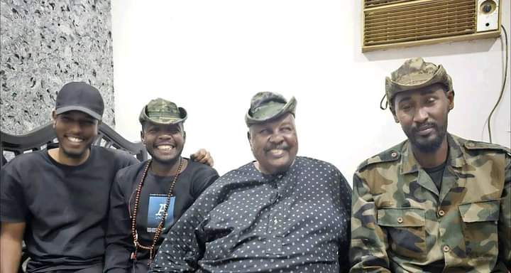 بعد صموده فيها عشرة أشهر.. الفنان كمال ترباس يُغادر أم درمان 1 ترباس كمال