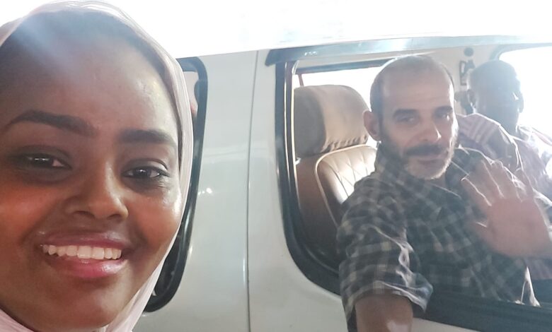 شاهد بالفيديو.. سائق "ميكروباص" مصري يفاجئ الركاب بتشغيل الأغاني السودانية التي يحفظها ويشرح لهم الفرق بين أغاني "الحقيبة" والحديثة وساخرون: (الشعب المصري اتهكر يا جدعان) 1 سائق ميكروباص