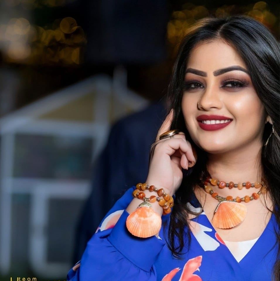 شاهد بالفيديو.. شباب مصريون يقتحمون حفل للفنانة السودانية أفراح عصام بالقاهرة ويقدمون فواصل من الرقص بــ(الرقبة) ومتابعون: (علمناهم الرقبة وعلمونا عشرة بلدي) 10 أفراح عصام جديد