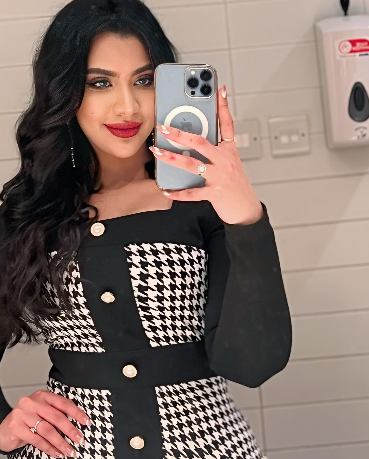 شاهد بالفيديو.. الحسناء السودانية "لوشي" تظهر مع "صقر" إماراتي وتتغزل فيه: (حلو حلا يا أخواني.. عاوزة أسوقه معاي السودان) واللوايشة: (يا بخت الصقر بيك بس ما تجيبي معاك) 10 لوشي جديدة