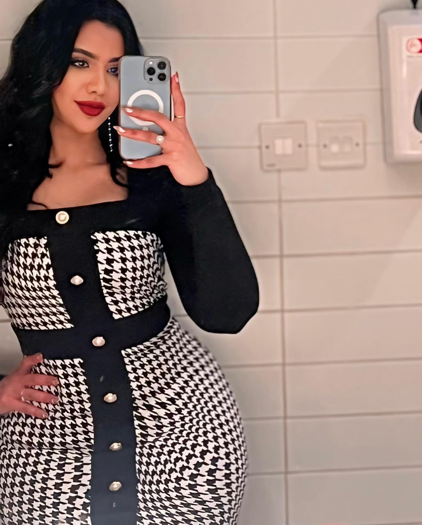 شاهد بالفيديو.. حسناء السوشيال ميديا السودانية "لوشي" تتوعد المعجبين الذين يراسلونها في الخاص بفضحهم في العام: (أحدهم أرسل لي بحبك والجماعة ردموه حتى أصيب بعقدة نفسية) 10 لوشي جديدة2