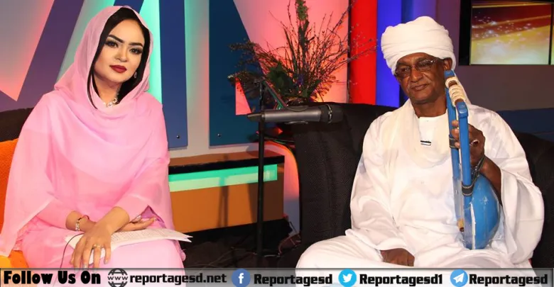 شاهد بالفيديو.. خلال جلسة طمبور خاصة.. الفنان ميرغني النجار يتغنى بالأغنية الشهيرة (تصور كيف يكون الحال لو ما كنت سوداني) والحاضرون يقفزون من أماكنهم تفاعلاً مع المقطع 10 ميرغني النجار