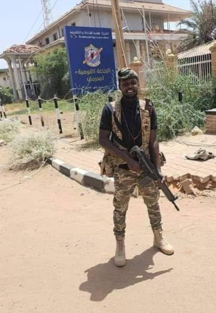 شاهد بالصورة والفيديو.. أحد أبطال معركة تحرير الإذاعة يطالب الناشط "الإنصرافي" بتجهيز سيارته ويؤكد شروعهم في استخراج جثث "الدعامة" من النهر لأن مياه النيل أطهر منهم 10 ود العمدة