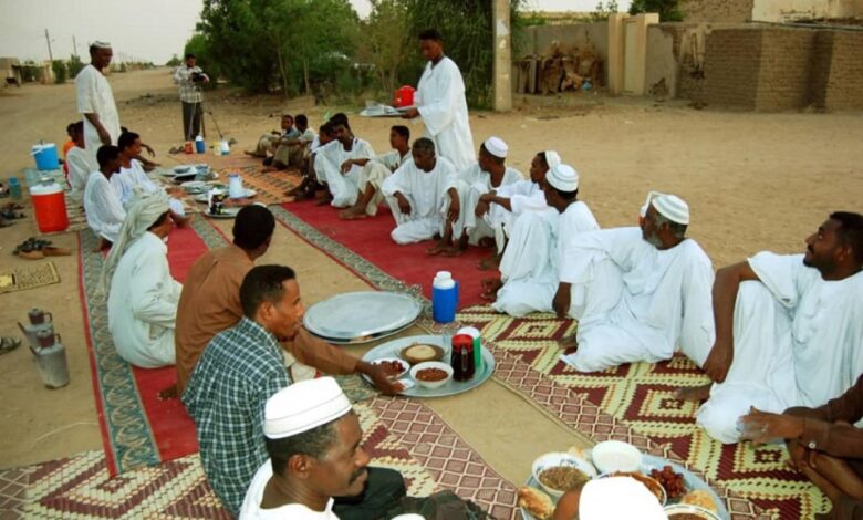 شاهد بالفيديو.. شباب سودانيون في مصر يغنون ويرقصون على أنغام أغنية قاموا بتأليفها: (كيف نصوم بعيد من بيتنا ورمضان أحلى في السودان) 1 362096 579902501
