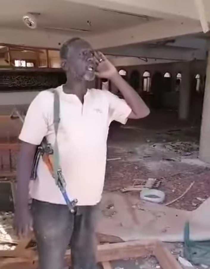 شاهد بالصورة والفيديو.. بصوت جميل.. مقاتل بالجيش السوداني يصر على أن يبر بنذر له ويرفع الآذان أثناء المعركة من داخل أحد المساجد المعروفة في منطقة قام الجيش بتحريرها 10 419019292 1112144026670091 6859772121667236339 n 1