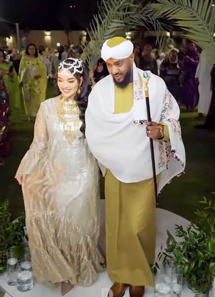 شاهد بالصورة والفيديو.. مصممة الأزياء ونجمة السوشيال ميديا السودانية الشهيرة عواطف دهب ترقص مع عريسها في ليلة زفافهما على أنغام الأغاني "النوبية" 10 423472101 919132983548294 3150335593691765216 n