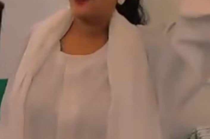 شاهد بالصورة والفيديو.. حسناء سودانية ترتدي الزي الرجالي "الجلابية" و"الطاقية" وتقدم بهما وصلة رقص مثيرة على أنغام (مبروك عروسنا الفنجرية) 1 423686562 1204341290545073 8479623286046686803 n 1