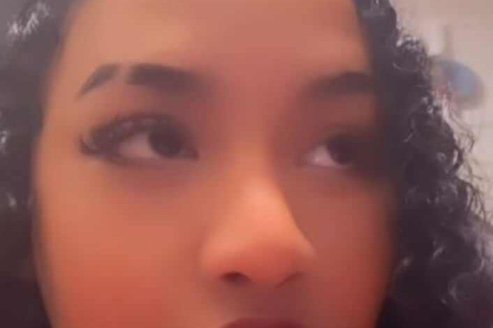 شاهد بالصورة والفيديو.. فتاة سودانية تفاجئ معجب حاول التطبيل لها بعد أن وصفها بالمؤدبة (أنا ما مؤدبة والأدب باتجاه وأنا باتجاه تاني وما تكذبوا) وساخرون: (يستاهل ضربتوا بالحتة الفيها الحديدة) 1 431478959 1314987452508354 6159420680509016403 n