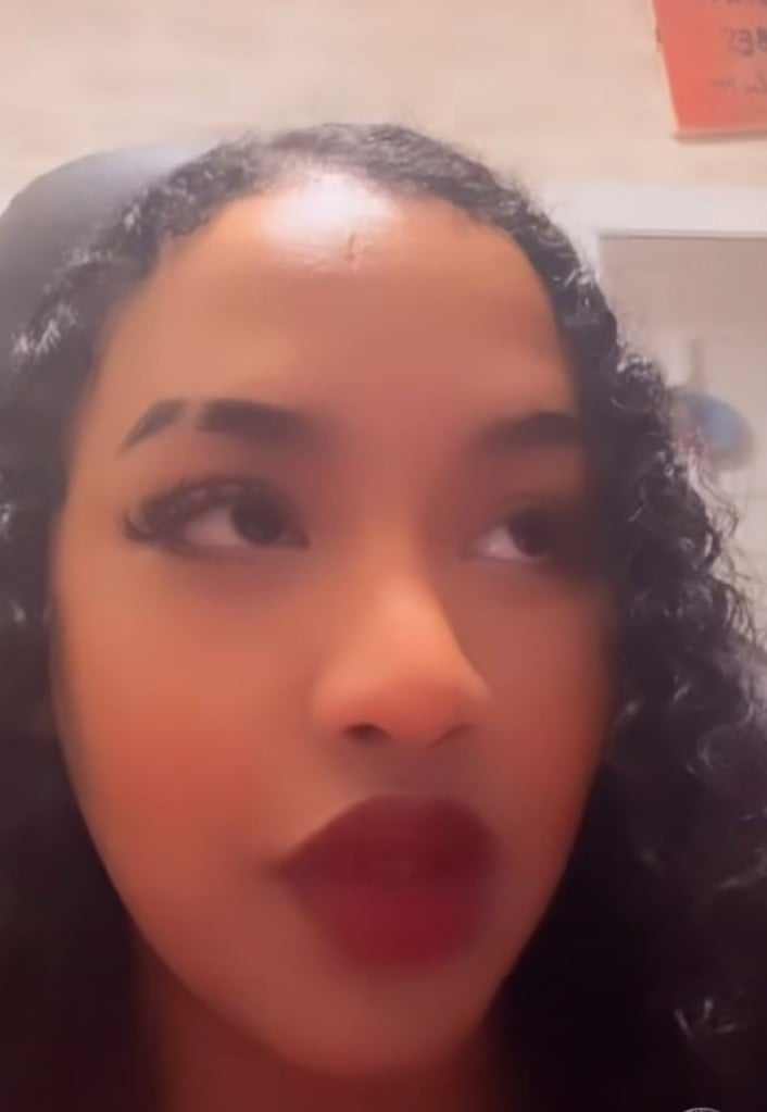 شاهد بالصورة والفيديو.. فتاة سودانية تفاجئ معجب حاول التطبيل لها بعد أن وصفها بالمؤدبة (أنا ما مؤدبة والأدب باتجاه وأنا باتجاه تاني وما تكذبوا) وساخرون: (يستاهل ضربتوا بالحتة الفيها الحديدة) 10 431478959 1314987452508354 6159420680509016403 n