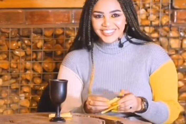 شاهد بالفيديو.. مطربة سودانية صاعدة تطلق تصريحات قوية تثير بها ضجة واسعة: (البتكلم معاي مثل البتكلم مع شاكيرا والفنانات كلهن خالات لكن أنا صغيرة وفريعة) وساخرون: (قونة مفترية) 1 431660513 2595517240657136 8351149139979144440 n